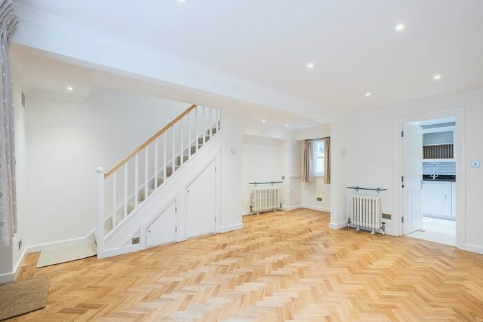 2 Bedroom Mews To Rent In Moreton Terrace Mews South, London, SW1V