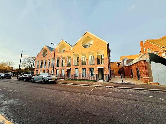 3 Bedroom Flat To Rent In Queensway, Enfiled, EN3