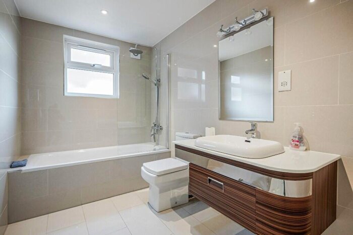 3 Bedroom Flat For Sale In Portland Road, London, SE25