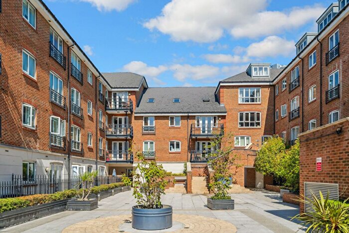 2 Bedroom Flat To Rent In High Street, Brentford, TW8