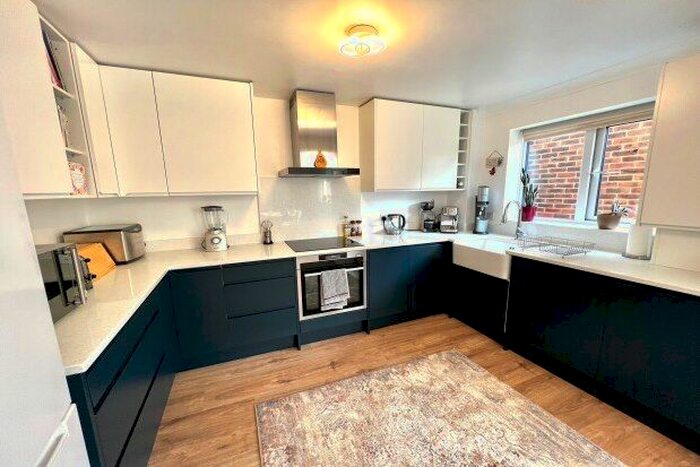 2 Bedroom Flat To Rent In Albury Road, Guildford, GU1