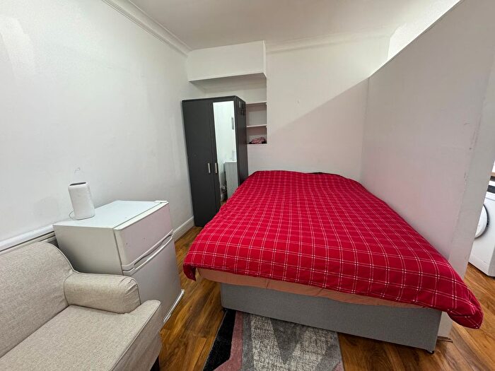 Studio To Rent In Hendon Central, NW4