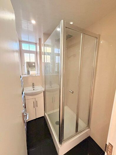 2 Bedroom Flat To Rent In Long Lane, London, SE1