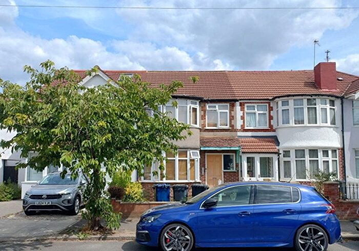 6 Bedroom Terraced House For Sale In Hodder Drive, Perivale, Greenford, Middlesex, UB6