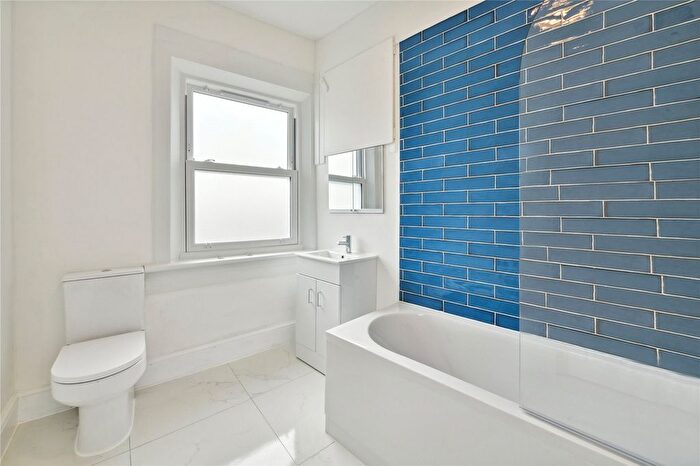 3 Bedroom Flat To Rent In Queenstown Road, London, SW8