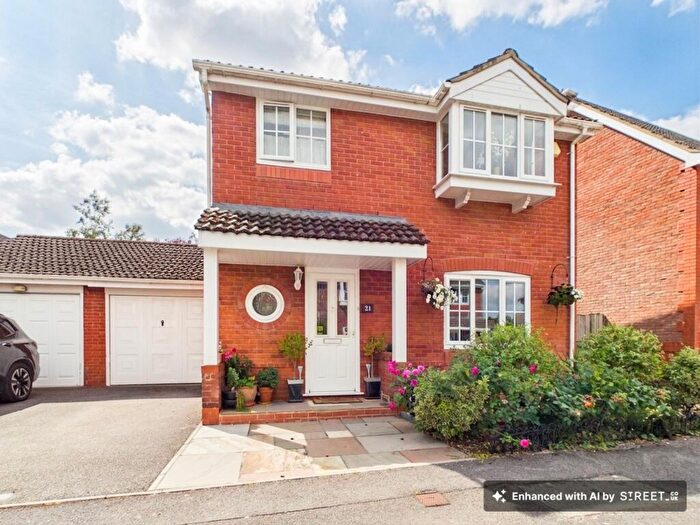 3 Bedroom Link Detached House For Sale In Taylor Drive, Bramley, RG26