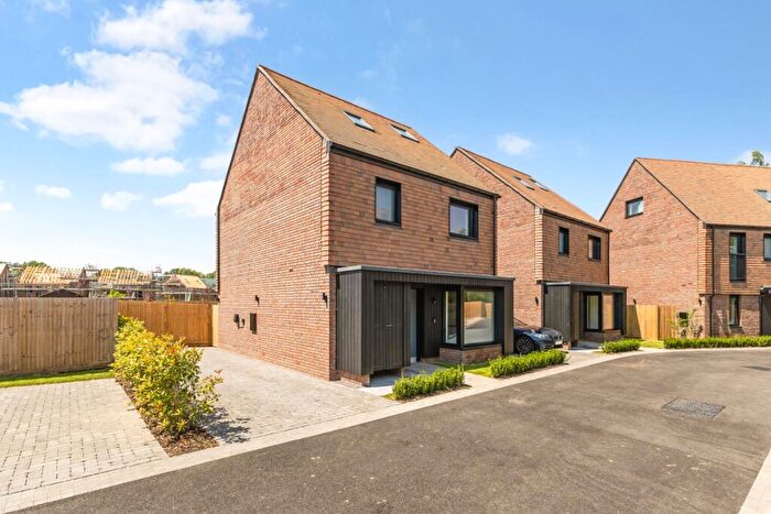 4 Bedroom Detached House To Rent In Medland Close Cranleigh, GU6