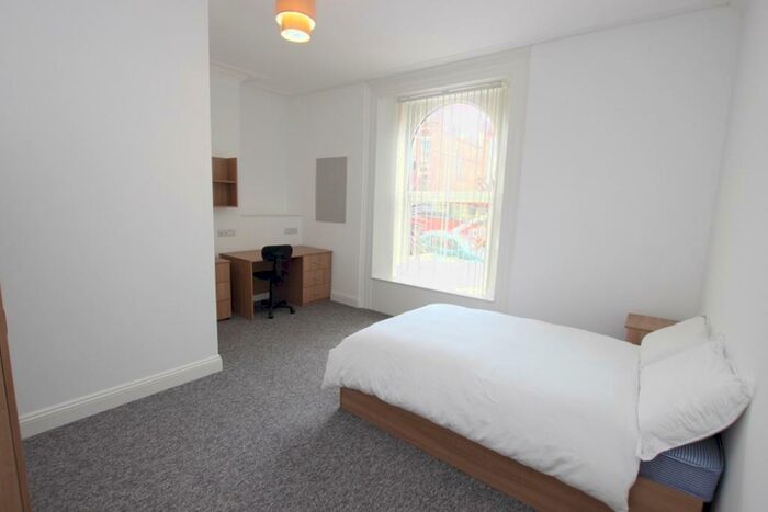 Flat To Rent In North Hill, Plymouth, Devon, PL4