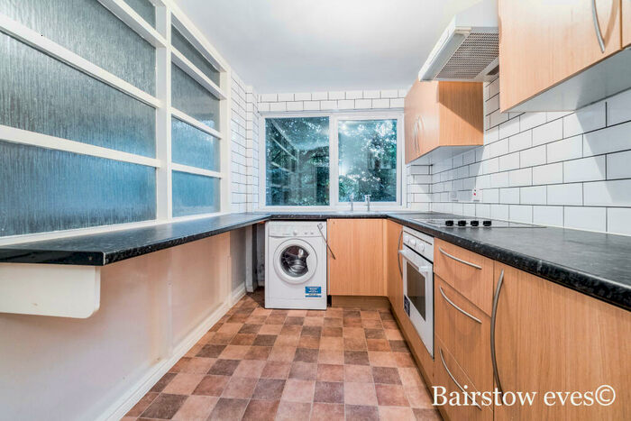 2 Bedroom Flat To Rent In Queenswood Gardens, Wanstead, E11