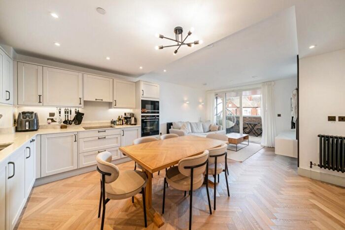 2 Bedroom Flat To Rent In Park Avenue London, NW2