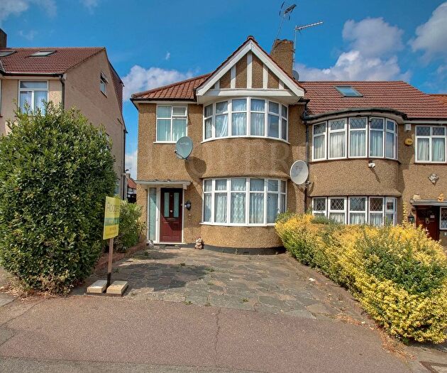 3 Bedroom Terraced House For Sale In Wakemans Hill Avenue, London, NW9