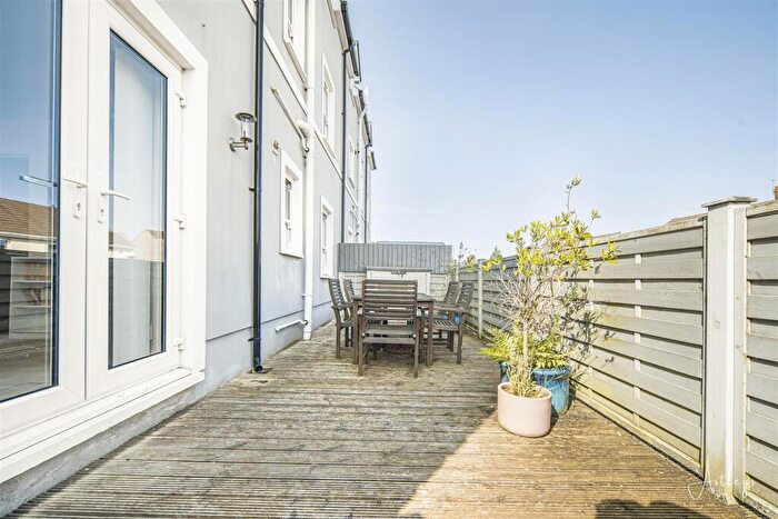 3 Bedroom Apartment For Sale In Bayview, Overland Road, Mumbles, Swansea, City And County Of Swansea., SA3