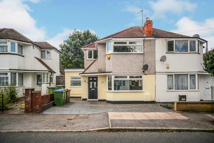 3 Bedroom Semi-Detached House To Rent In Blenheim Drive Welling, DA16