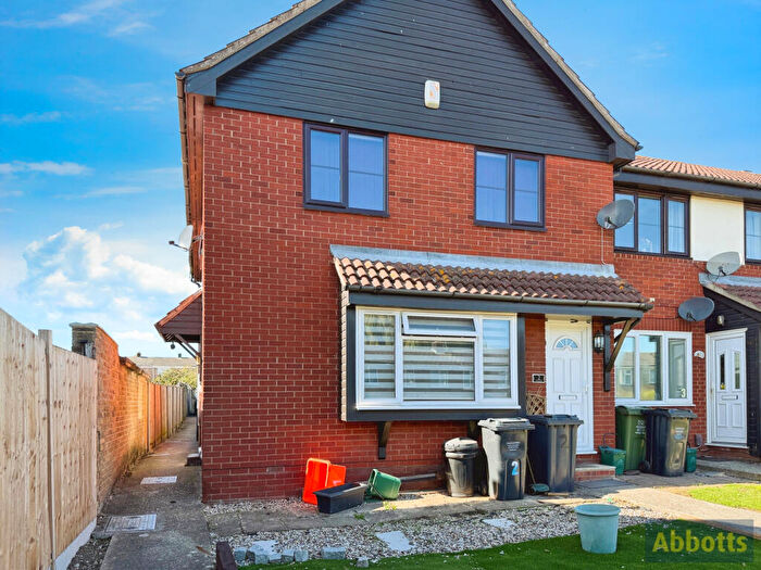 2 Bedroom Flat To Rent In Firs Court, Basildon, SS16