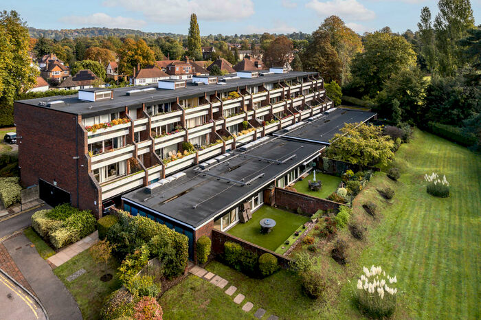 2 Bedroom Apartment To Rent In Bancroft Court, RH2