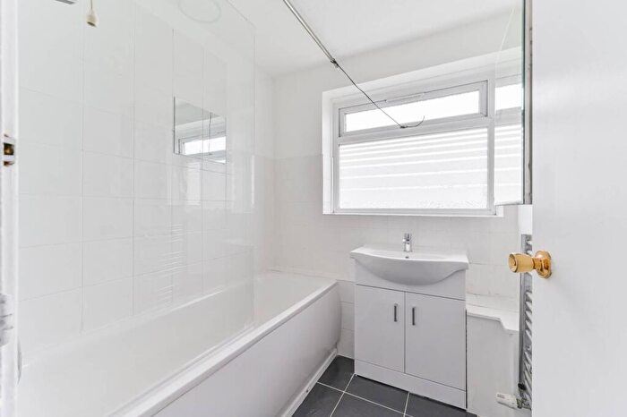 2 Bedroom Flat To Rent In Devana End, Hackbridge, Carshalton, SM5