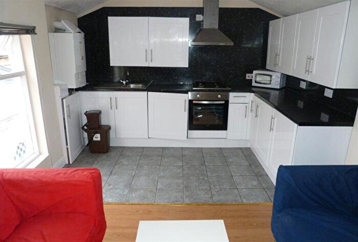 3 Bedroom Flat To Rent In City Road, Roath, CF24