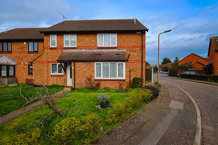 3 Bedroom Semi Detached House For Sale In Caversham Avenue, Southend-on-sea, SS3