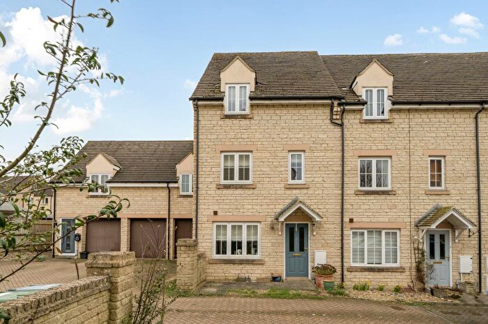 3 Bedroom Town House For Sale In Westcote Close, Witney, OX28