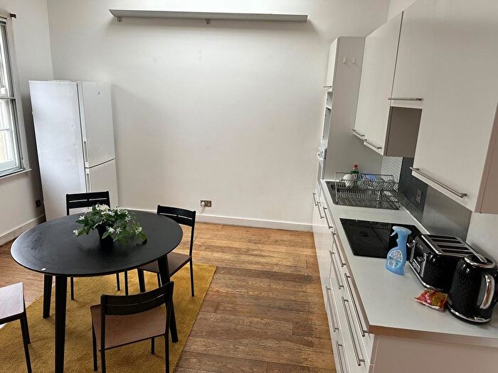 3 Bedroom Maisonette To Rent In Mile End Road, London, E3