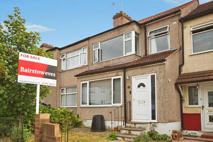 3 Bedroom Terraced House For Sale In Gelsthorpe Road, Romford, RM5