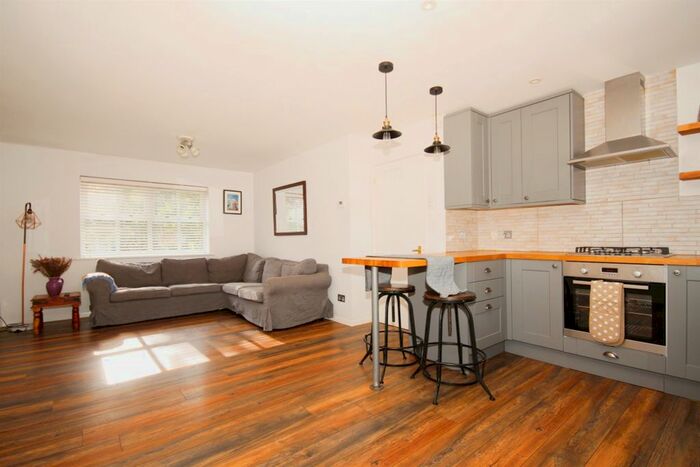 2 Bedroom Flat To Rent In Yew Tree Court, Tachbrook Street, Leamington Spa, CV31