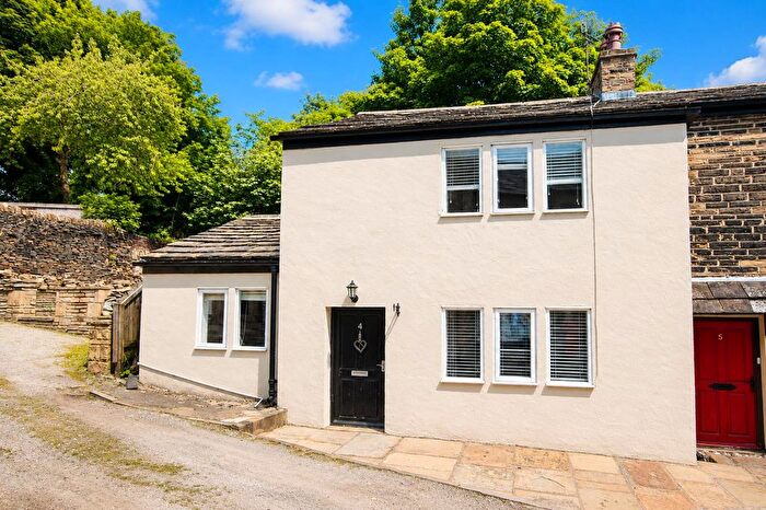 2 Bedroom Cottage To Rent In Garth Fold, Idle, Bradford, BD10