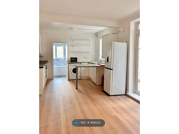 2 Bedroom Flat To Rent In St. Andrew's Road, London, E17