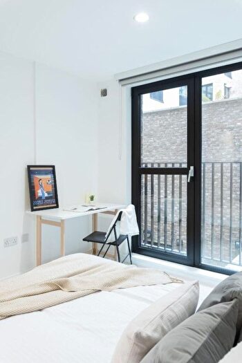 Studio To Rent In Commercial Road, London, E14