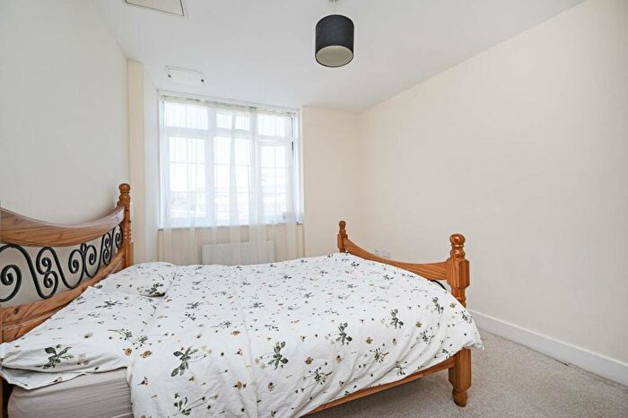 1 Bedroom Flat To Rent In Furrow Lane, Hackney, London, E9