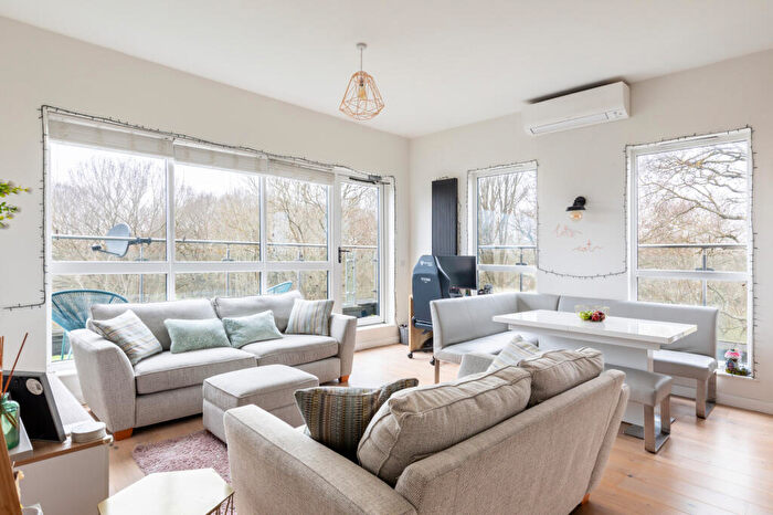 2 Bedroom Apartment For Sale In Leatherhead, KT22