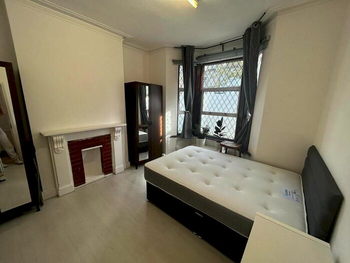 5 Bedroom Flat To Rent In Cobbold Road, Shepherd's Bush, London, W12