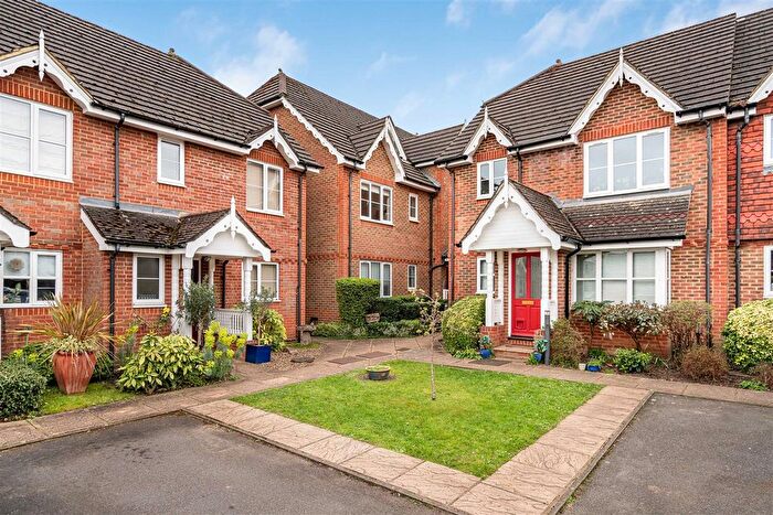 2 Bedroom Flat For Sale In Alston Gardens, Maidenhead, SL6