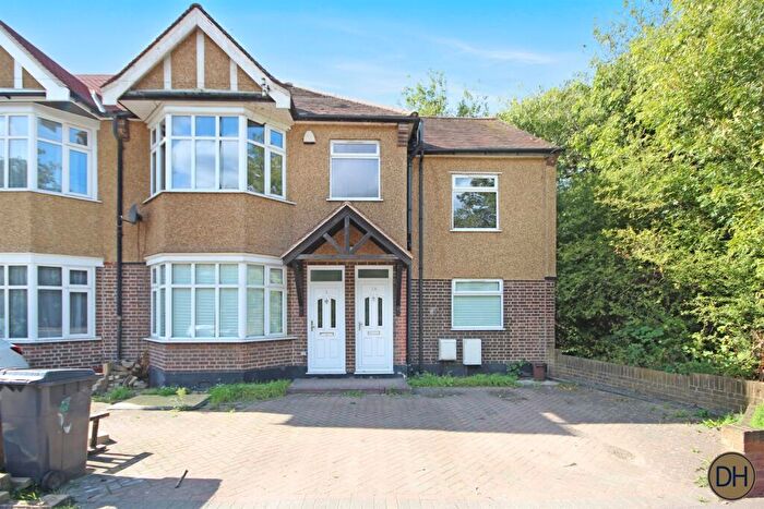 2 Bedroom Maisonette For Sale In Woodford New Road, London, E17
