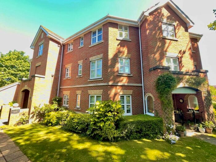 3 Bedroom Flat To Rent In Applemore House, Hillcroft Close, New Street, Lymington, Hampshire, SO41
