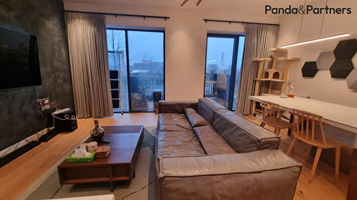 2 Bedroom Flat To Rent In Modena House. London City Island, Canning Town, E14