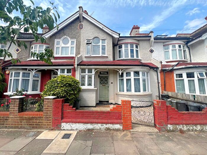 3 Bedroom Flat To Rent In Montana Road, Tooting Bec, SW17