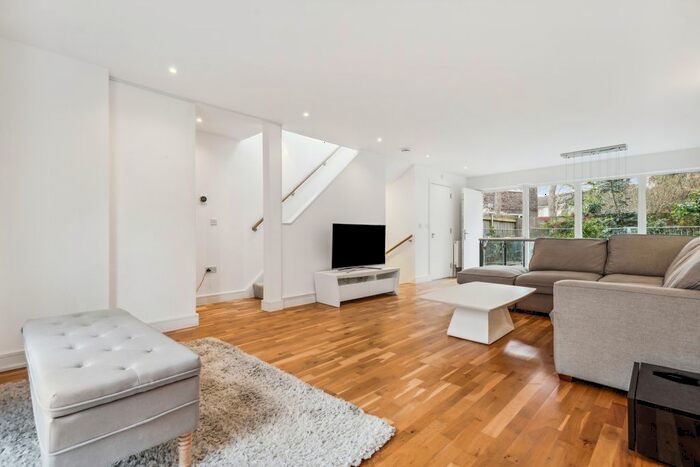 3 Bedroom End Of Terrace House To Rent In Kings Avenue, Thornton, SW4