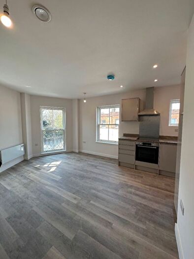 1 Bedroom Flat To Rent In Bedroom Flat, Sunny Court, Norbiton, KT2