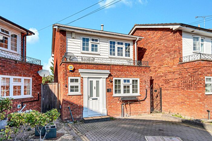 3 Bedroom Detached House For Sale In Copthorne Chase, Ashford, TW15