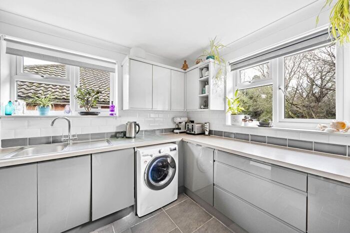 2 Bedroom Flat For Sale In Vernon Crescent, Barnet, EN4