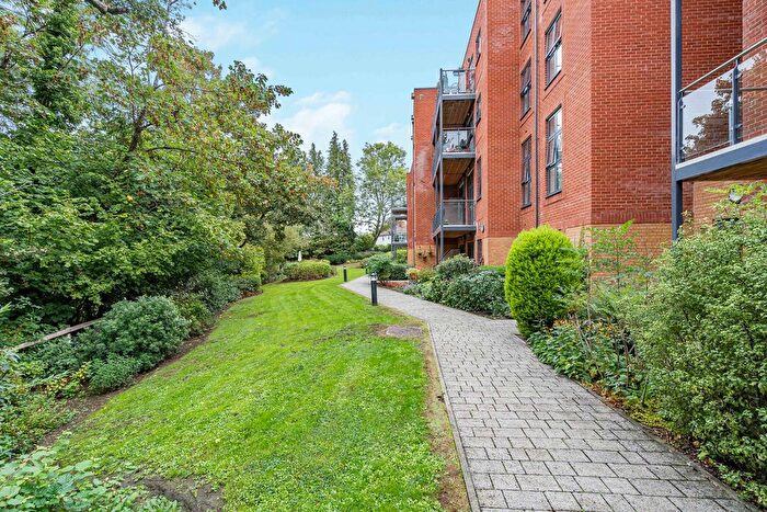 1 Bedroom Flat For Sale In Godalming, Surrey, GU7