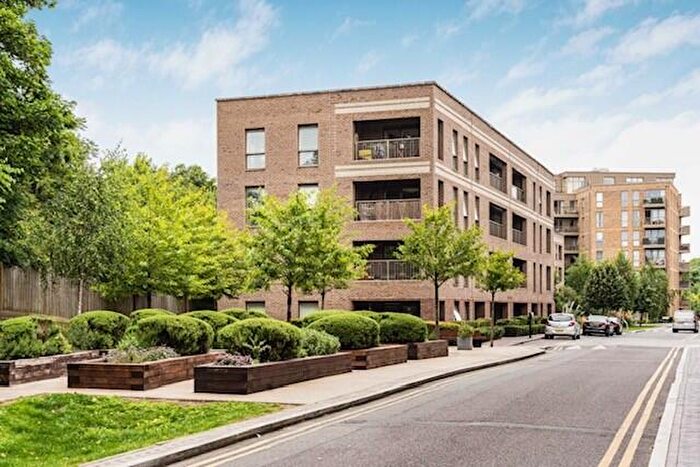 2 Bedroom Flat For Sale In Adenmore Road, London, SE6