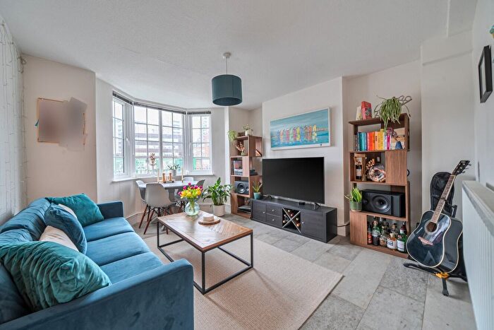 2 Bedroom Flat For Sale In Frogmore, Putney, London, SW18