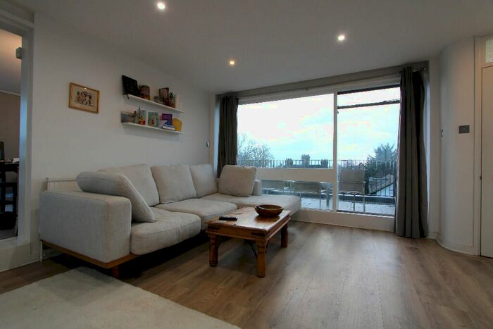 3 Bedroom Flat To Rent In Lansdone Rd, Wimbledon, SW20
