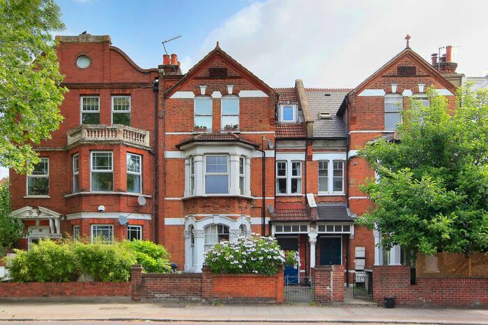 2 Bedroom Flat To Rent In Cavendish Road, Clapham South, London, SW12