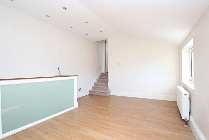2 Bedroom Flat To Rent In Woodside Green, London, SE25
