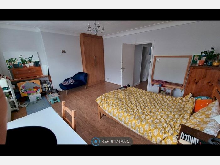 3 Bedroom Maisonette To Rent In Ferme Park Road, London, N4