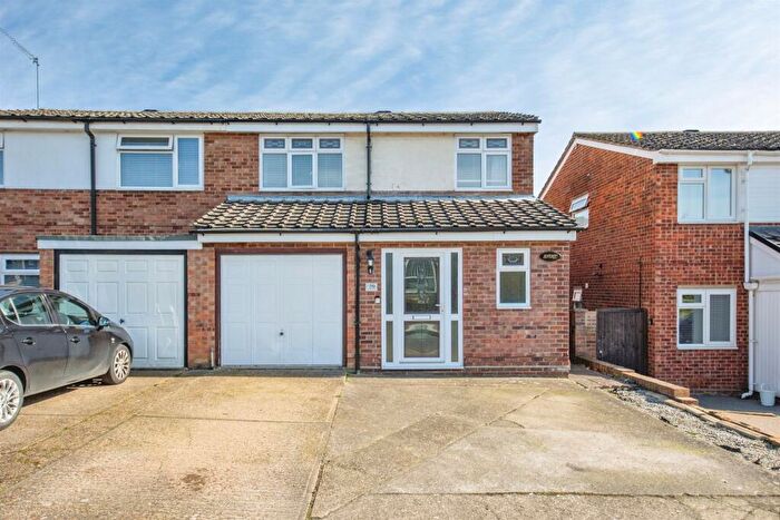 3 Bedroom Semi Detached House For Sale In Holcombe Crescent, Ipswich, IP2