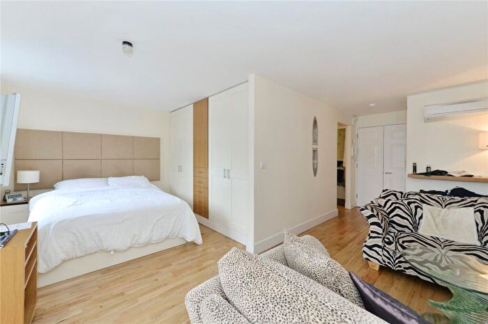 Flat To Rent In Pepper Street, Isle Of Dogs, E14